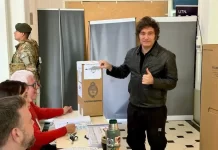 Milei votó en Almagro: Saludó a sus seguidores y no habló con la prensa