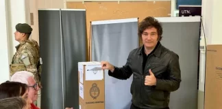 Milei votó en Almagro: Saludó a sus seguidores y no habló con la prensa