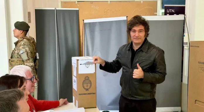 Milei votó en Almagro: Saludó a sus seguidores y no habló con la prensa