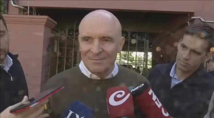 Votó Espert en Beccar y expresó de manera escueta: “Me ubico en el lugar que me corresponde”