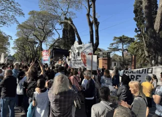 Trabajadores del Garrahan marcharon a Olivos por la Ley de Emergencia Pediátrica