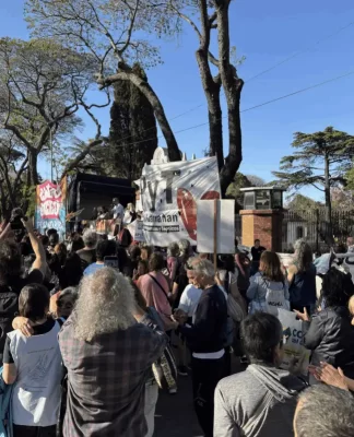 Trabajadores del Garrahan marcharon a Olivos por la Ley de Emergencia Pediátrica