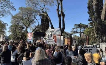 Trabajadores del Garrahan marcharon a Olivos por la Ley de Emergencia Pediátrica