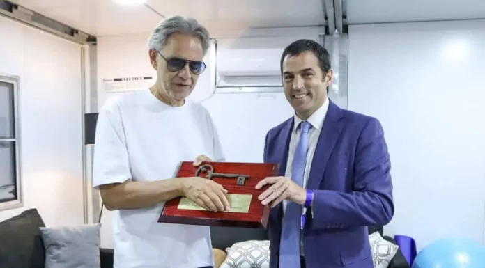 Ramón Lanús le entregó la llave de la Ciudad de San Isidro al maestro Andrea Bocelli