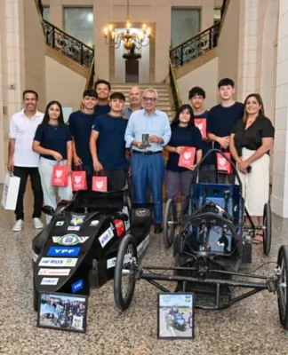 Julio Zamora recibió a estudiantes de la Escuela Técnica N°4 de Don Torcuato que participaron del “Proyecto Desafío ECO 2025” de la Fundación YPF
