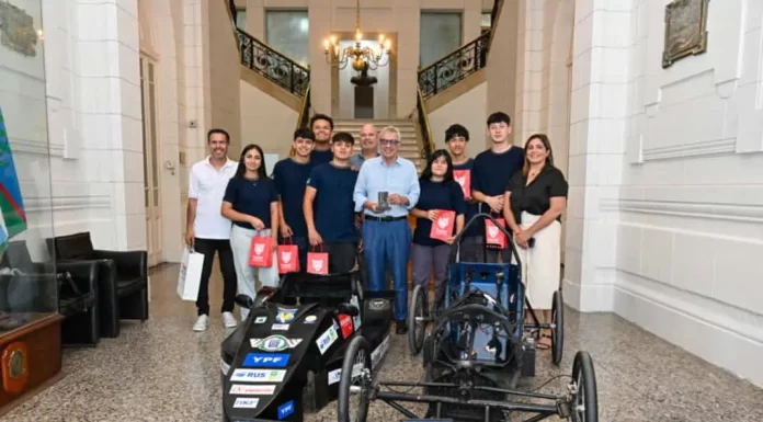 Julio Zamora recibió a estudiantes de la Escuela Técnica N°4 de Don Torcuato que participaron del “Proyecto Desafío ECO 2025” de la Fundación YPF