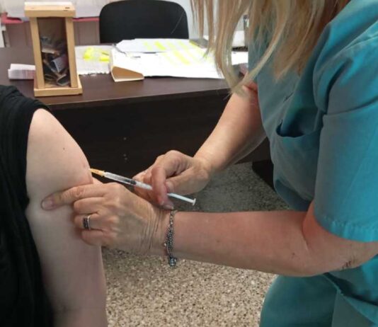 Continúa la campaña de vacunación contra el dengue y la tos convulsa en Escobar