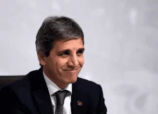 Caputo llamó a no comprar en Pilar y profundizó el cruce con el intendente Achával