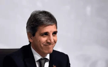 Caputo llamó a no comprar en Pilar y profundizó el cruce con el intendente Achával