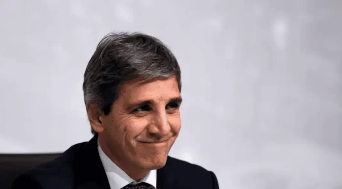 Caputo llamó a no comprar en Pilar y profundizó el cruce con el intendente Achával