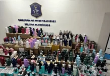 Vendían termos que eran imitaciones de una famosa marca y fueron detenidos