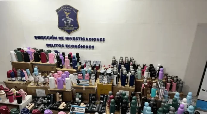 Vendían termos que eran imitaciones de una famosa marca y fueron detenidos