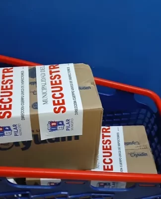 Pilar detectó mercadería vencida a la venta en dos sucursales de Carrefour