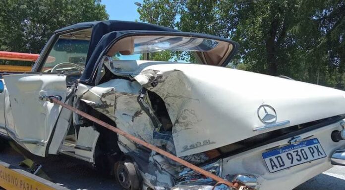 Un Mercedes-Benz de colección valuado en 180 mil dólares quedó destruido en Panamericana