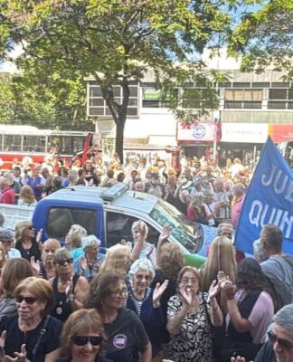 Vecinos se manifestaron en Vicente López contra la suspensión del Transporte Bicentenario