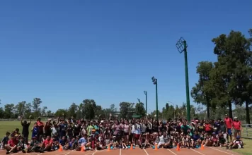 En el marco de la Colonia de Verano 2026, la comunidad disfrutó de actividades en la Pista de Atletismo Municipal