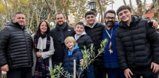 Vicente López plantó un nuevo olivo en la Plaza Vicente López y Planes como símbolo de paz