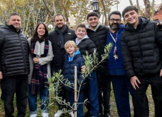 Vicente López plantó un nuevo olivo en la Plaza Vicente López y Planes como símbolo de paz