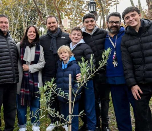 Vicente López plantó un nuevo olivo en la Plaza Vicente López y Planes como símbolo de paz