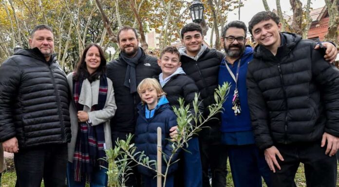 Vicente López plantó un nuevo olivo en la Plaza Vicente López y Planes como símbolo de paz