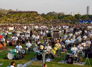 La Ciudad que siempre sorprende: frente a una multitud, más de 500 bateristas tocaron juntos por primera vez en Buenos Aires