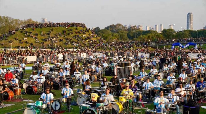 La Ciudad que siempre sorprende: frente a una multitud, más de 500 bateristas tocaron juntos por primera vez en Buenos Aires