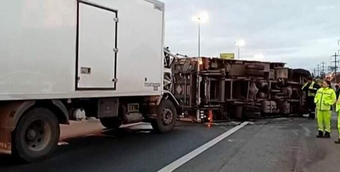Choque y vuelco de dos camiones en Panamericana: un herido y más de 10 kilómetros de demoras a la altura de la Ruta 202
