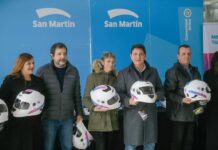 Marinucci entregó cascos en San Martín: “Usarlos es la diferencia entre la vida y la muerte”