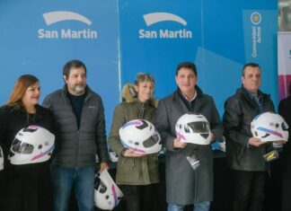 Marinucci entregó cascos en San Martín: “Usarlos es la diferencia entre la vida y la muerte”
