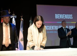 A 32 años del atentado, Soledad Martínez firmó un compromiso en la AMIA por la memoria y contra la impunidad