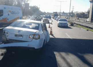 Una camioneta iba marcha atrás por Panamericana y provocó un choque en Garín