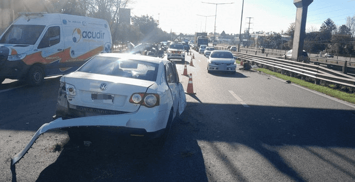 Una camioneta iba marcha atrás por Panamericana y provocó un choque en Garín