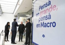 Julio Zamora visitó el Banco Macro y recibió la donación de cinco computadoras para el Municipio de Tigre