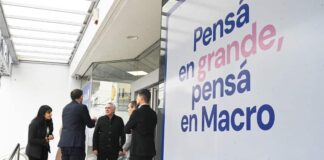 Julio Zamora visitó el Banco Macro y recibió la donación de cinco computadoras para el Municipio de Tigre