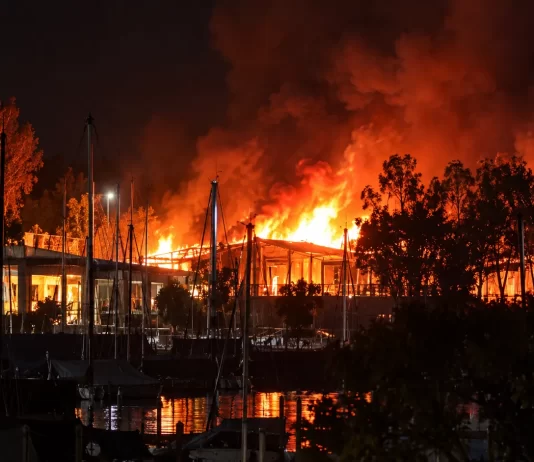 Voraz incendio en el Club Náutico Olivos: el fuego destruyó el sector de quinchos