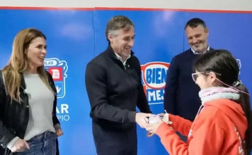 Achával encabezó una nueva entrega de anteojos a estudiantes de Zelaya a través del programa “Ver Bien, Aprender Mejor”